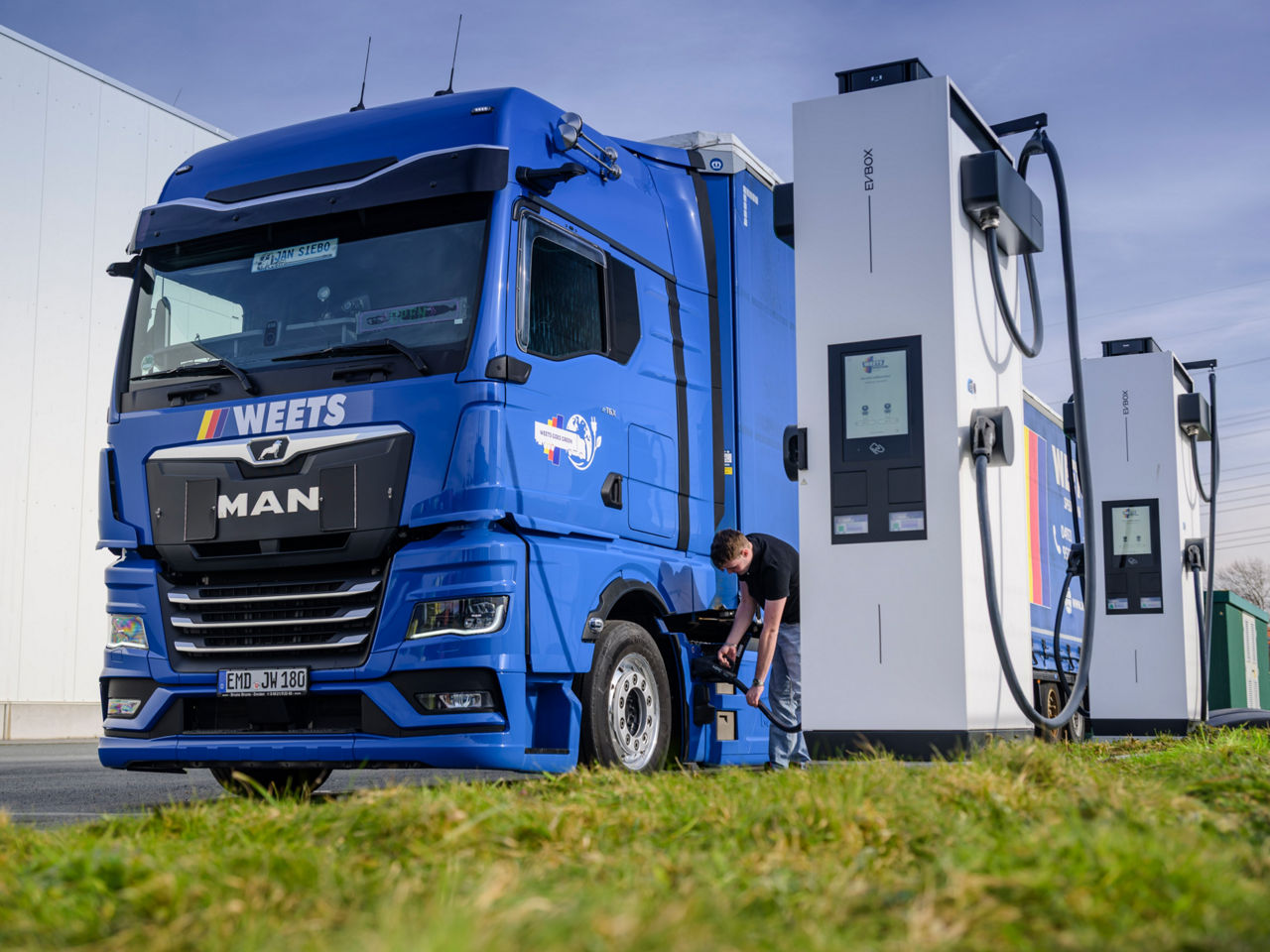 This also includes their own charging infrastructure: The Weets freight forwarding company charges its five eTGX trucks at charging stations located at its logistics depot in Emden, among other places. 